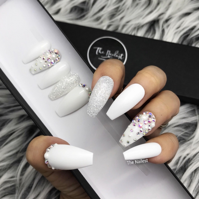 Glossy Pearl White False Nails With Glitter