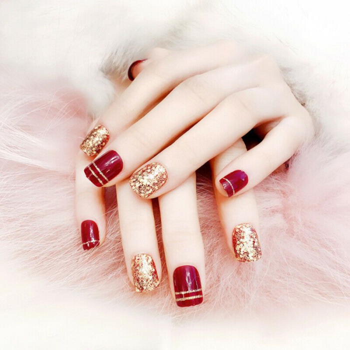 Christmas Nails Red Gold